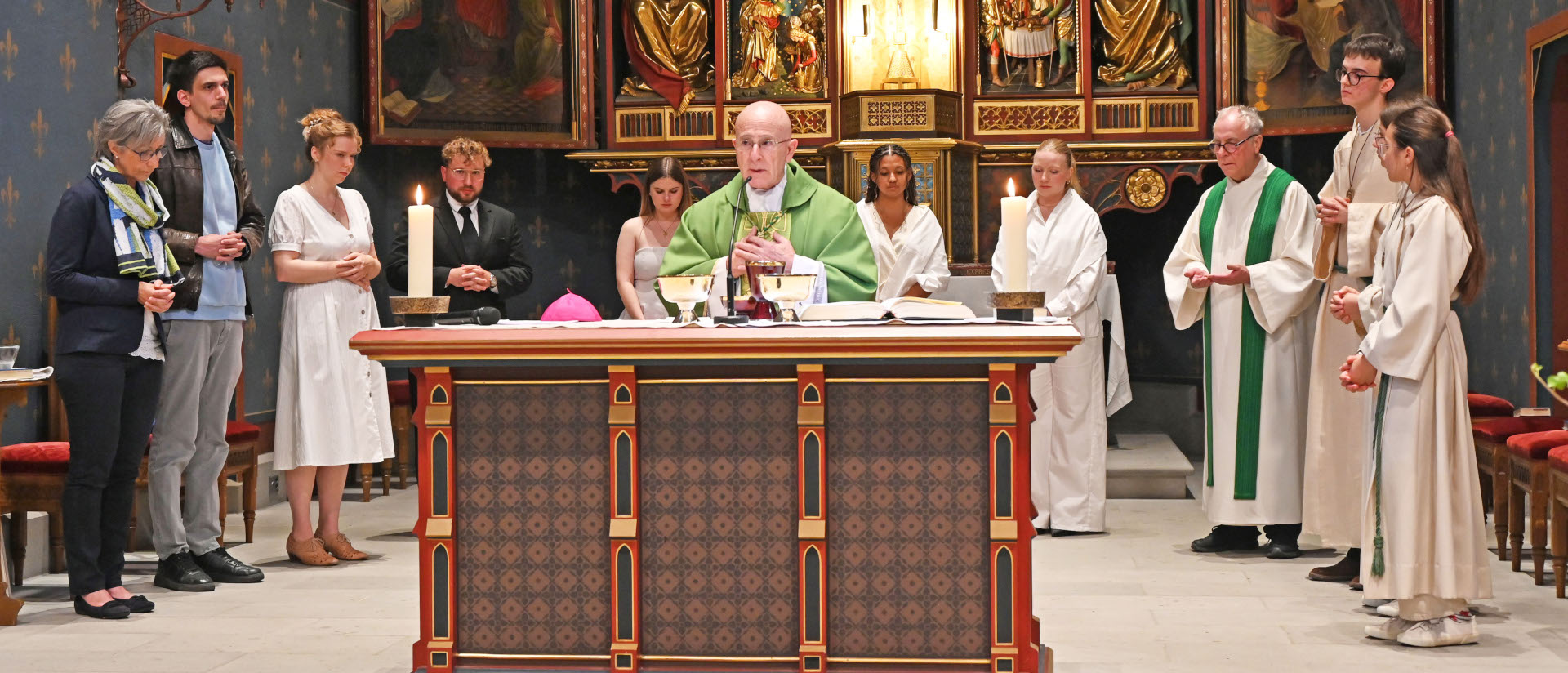 Bischof Joseph Maria Bonnemain leitete die Tauf- und Firmfeier von fünf jungen Erwachsenen in der Winterthurer Kirche St. Peter und Paul.