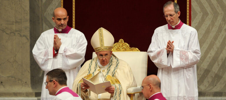 Auf ihn beruft sich die Walliser Stiftung: Papst Franziskus ruft das Heilige Jahr der Barmherzigkeit aus, am 11. April 2015. | KNA