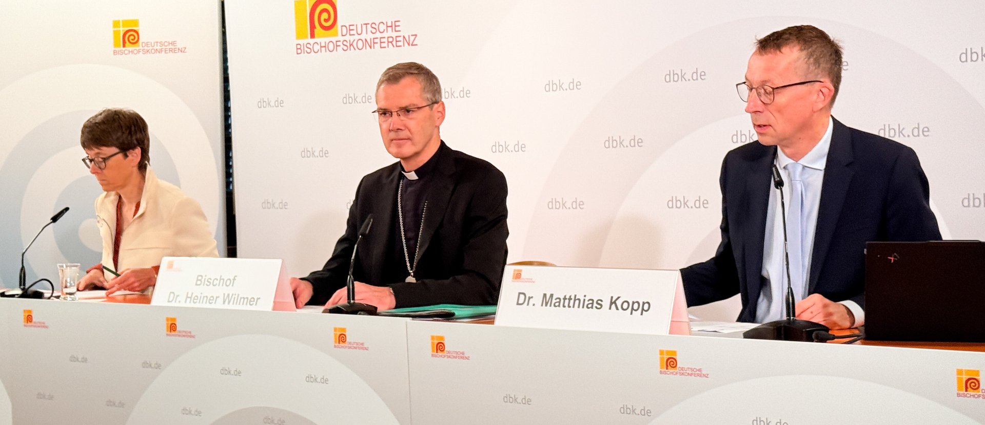 Bischof Heiner Wilmer (Mitte) bei der Pressekonferenz zum Abschluss der Herbstvollversammlung der DBK am 1. Oktober 2026 in Fulda | Volker Hasenauer/KNA