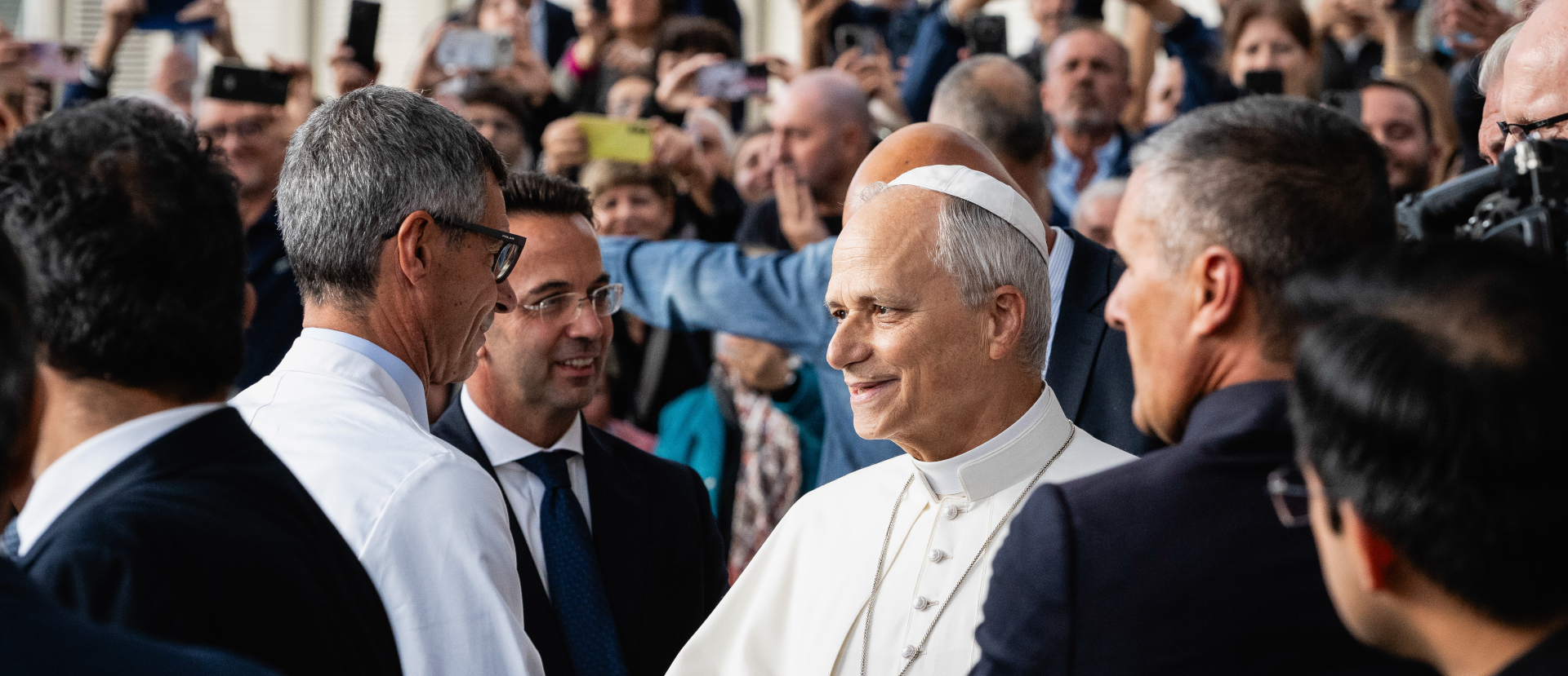 Papst Leo XIV., als er am 17. Oktober 2026 das Gemelli-Krankenhaus in Rom (Italien) verlässt. | Antoine Mekary/Romano Siciliani/KNA