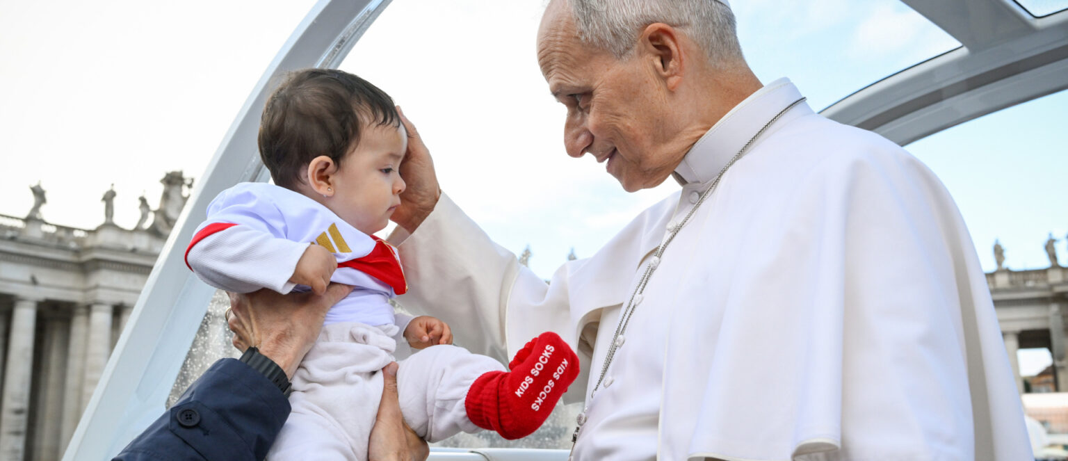 Papst Leo XIV. grüsst ein Baby bei der Generalaudienz am 21. Oktober 2026 auf dem Petersplatz im Vatikan. | Vatican Media/Romano Siciliani/KNA
