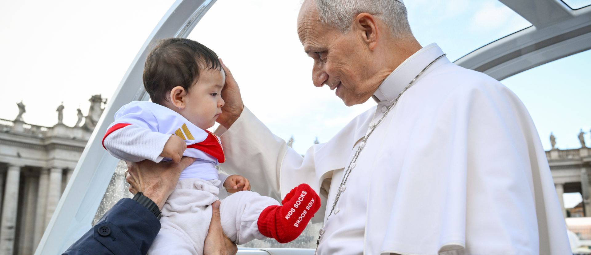 Papst Leo XIV. grüsst ein Baby bei der Generalaudienz am 21. Oktober 2026 auf dem Petersplatz im Vatikan. | Vatican Media/Romano Siciliani/KNA