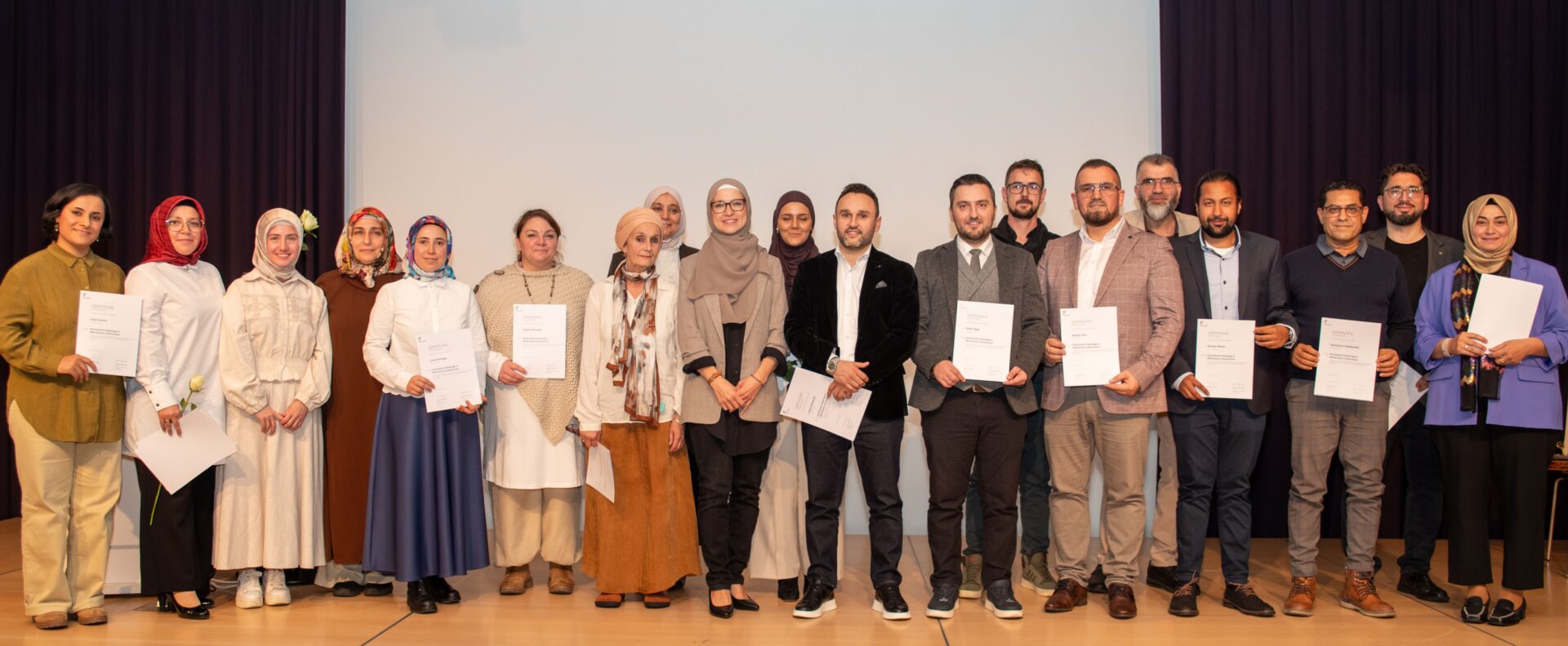 Absolventinnen und Absolventen einer universitäre Weiterbildung in muslimischer Seelsorge