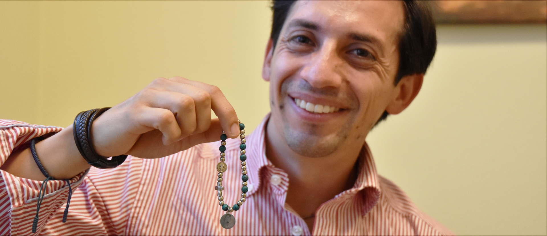Raymundo Pastrana betet den Rosenkranz regelmässig, auch im Zug.