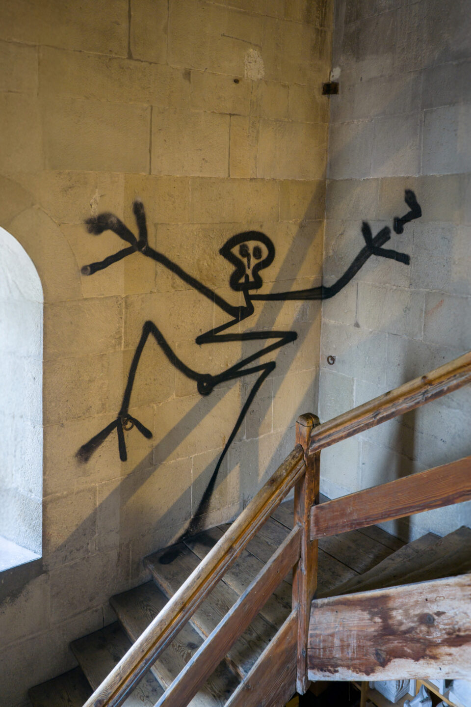 Totentanz von Harald Naegeli in einem der Zürcher Grossmünstertürme