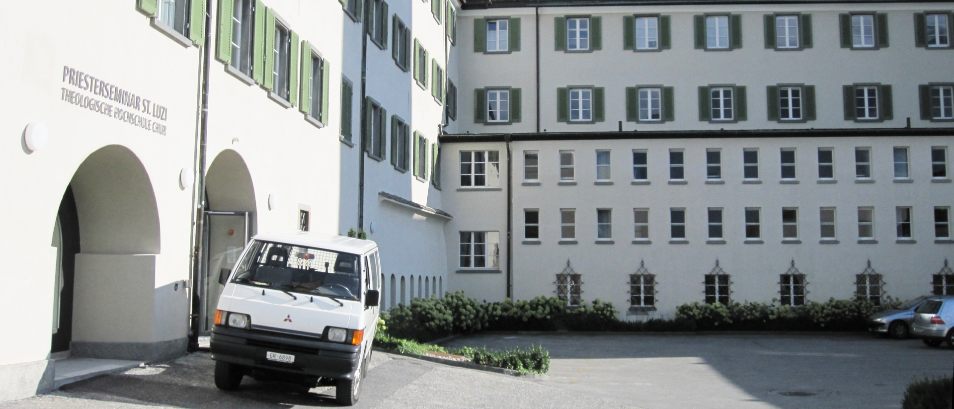 Priesterseminar St. Luzi (l.) und Theologische Hochschule Chur (hinten)