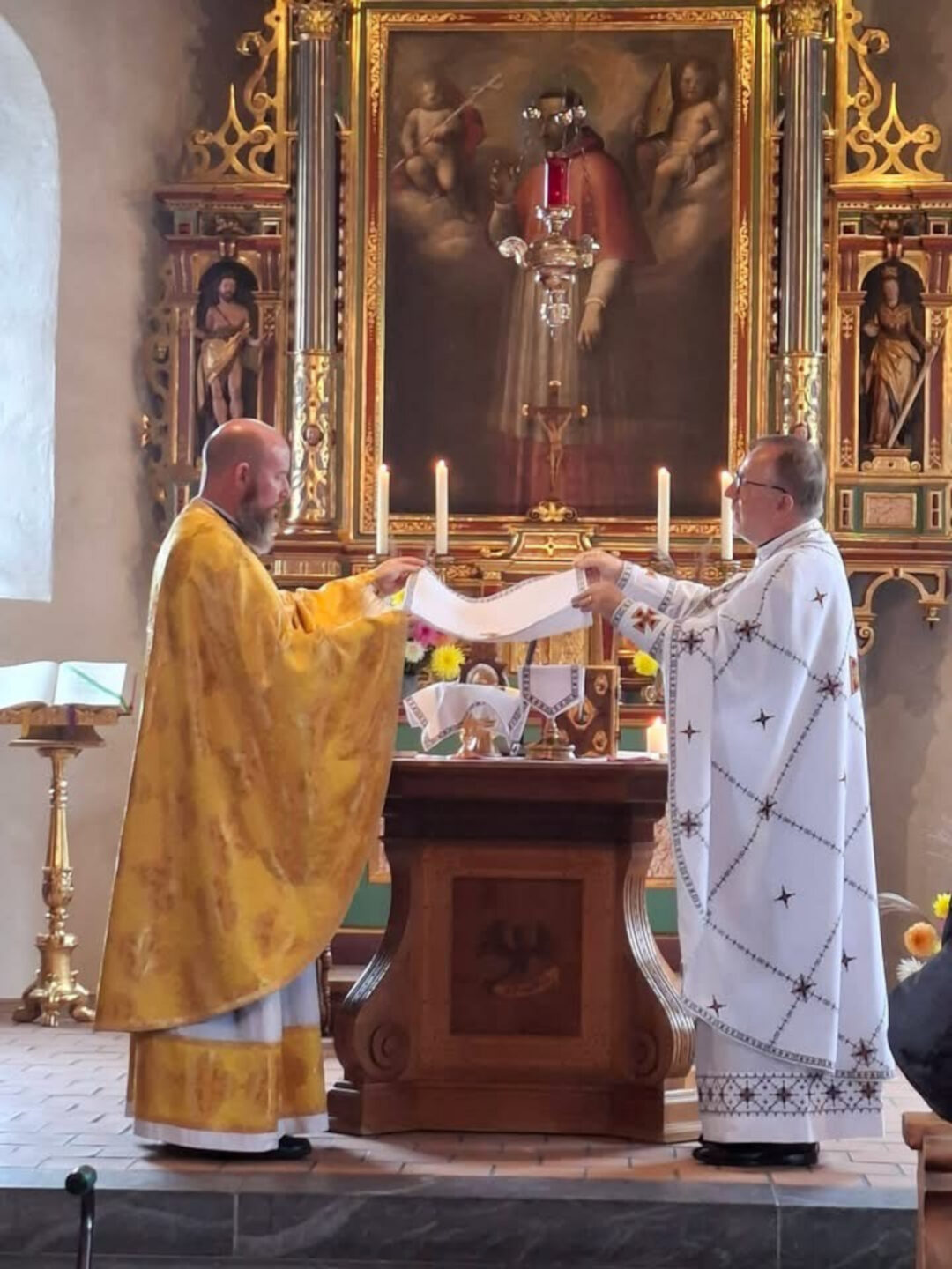 Ivan Machuzhak (rechts) beim Gottesdienst in Flüeli