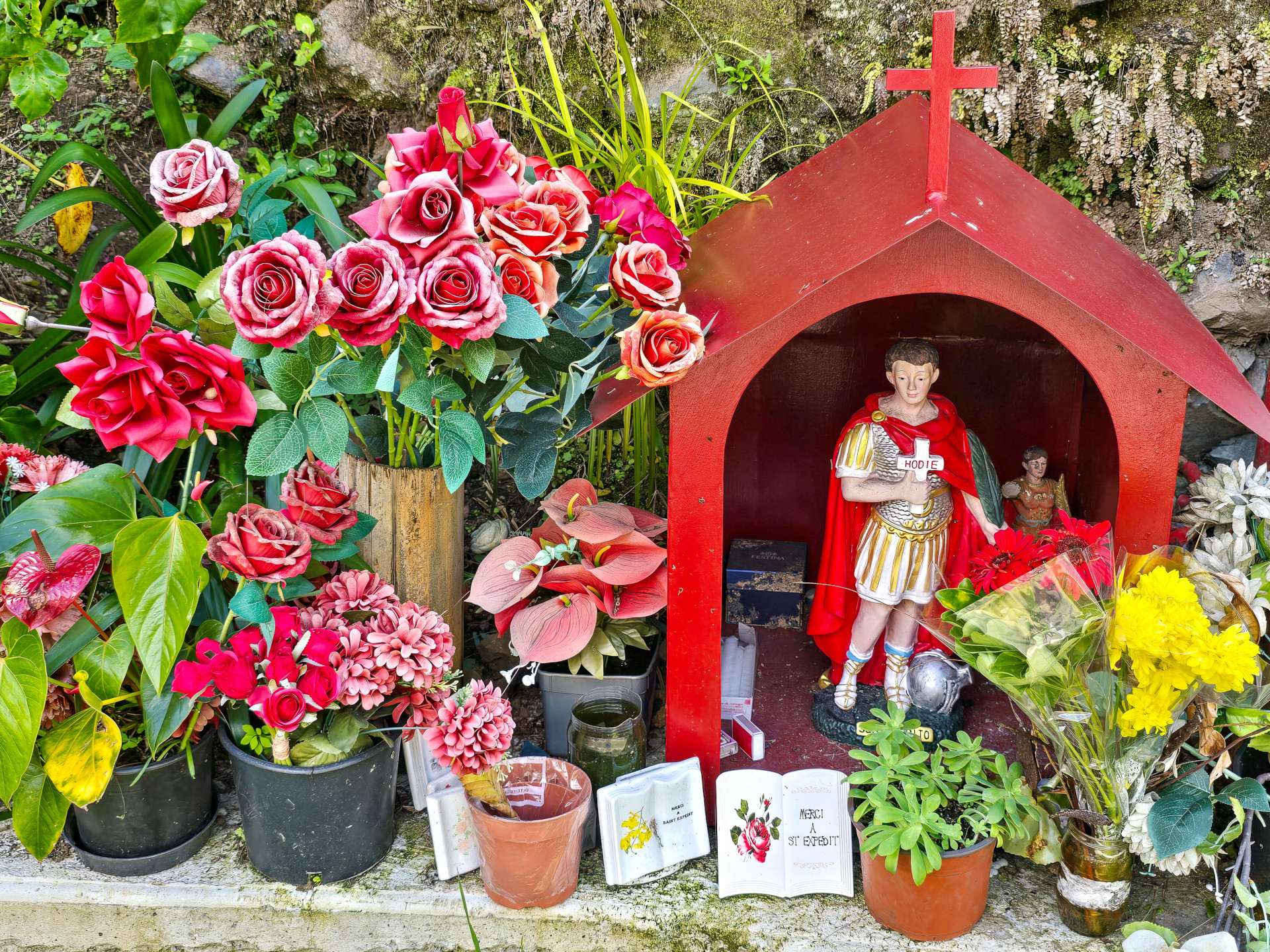 Blumen, Kerzen und eine Heiligenfigur von Saint-Expedit am Strassenrand nahe Hell-Bourg auf La Réunion (Frankreich) am 15. September 2026.