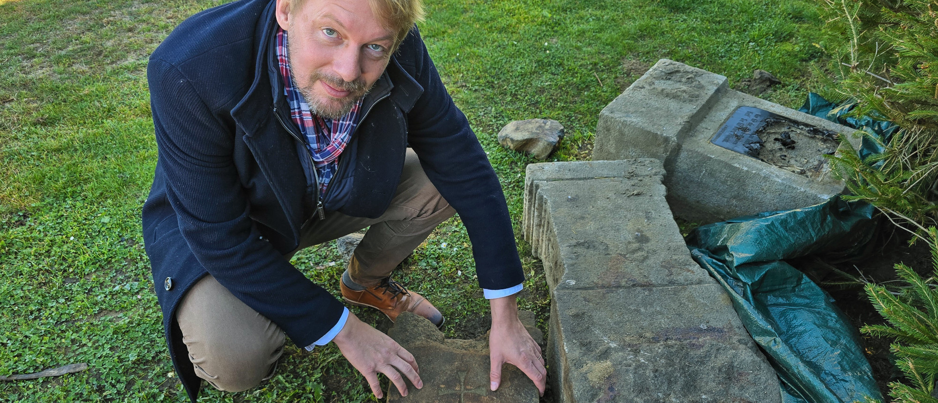 Jan Štifter, Historiker und Schriftsteller, inspiziert Grabsteine eines wegen Trockenheit freigelegten Friedhofes am 14. September 2026 am Lipno Stausee bei Dolní Vltavice (Tschechien).